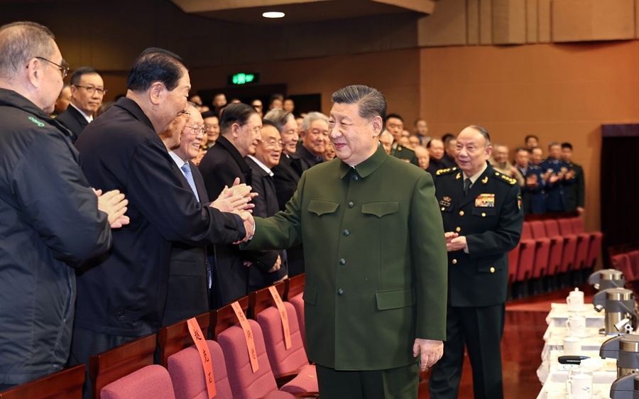 中央军委举行慰问驻京部队老干部迎新春文艺演出 习…